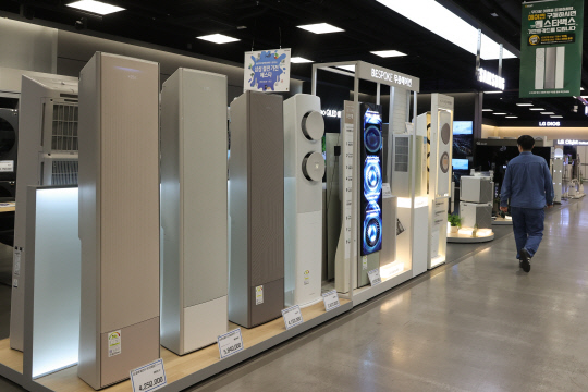 지난 18일 오후 서울 시내 대형마트 가전제품 매장에서 한 시민이 에어컨을 살펴보고 있다. 연합뉴스